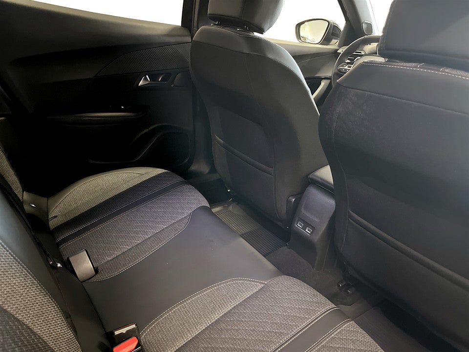 Bild på Peugeot 2008  Allure 1.2 PT 130hk B-KAMERA CARPLAY
