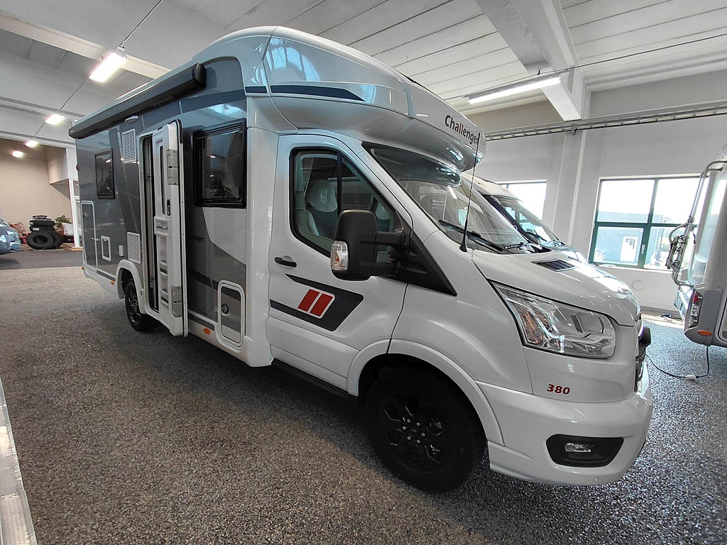 CHALLENGER 380 Graphite Edition M26 - Ford Transit 2.0L 130 HK Manuell