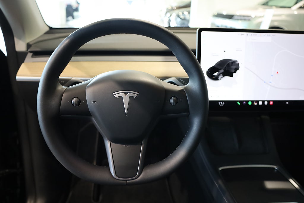 Tesla Model Y Standard Range RWD Navi Kamera Leasbar Drag Pano 2023
