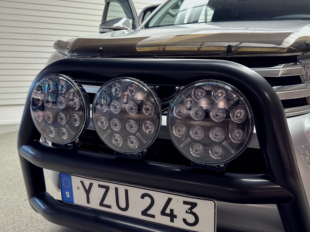 Toyota Hilux Dubbelhytt 2.4 AWD Automat |Kåpa|Värmare|Drag|Diffspärr
