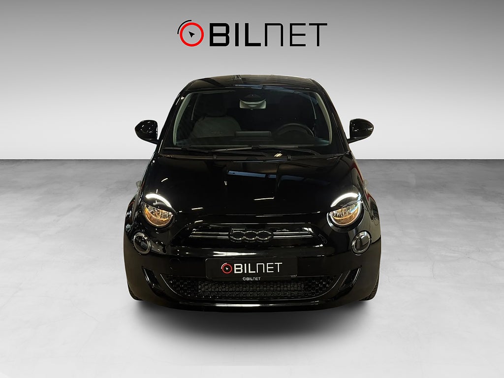 Fiat 500 e 42 kWh Long Range / Svart Metallic 4-sits Carplay