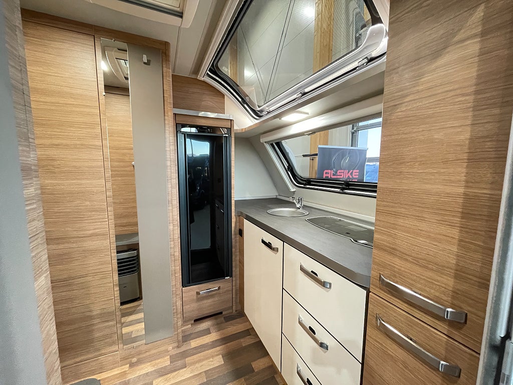 Weinsberg 390 PUH /Taksäng/Förtält/B-körkort/1310kg/Solcell - Weinsberg