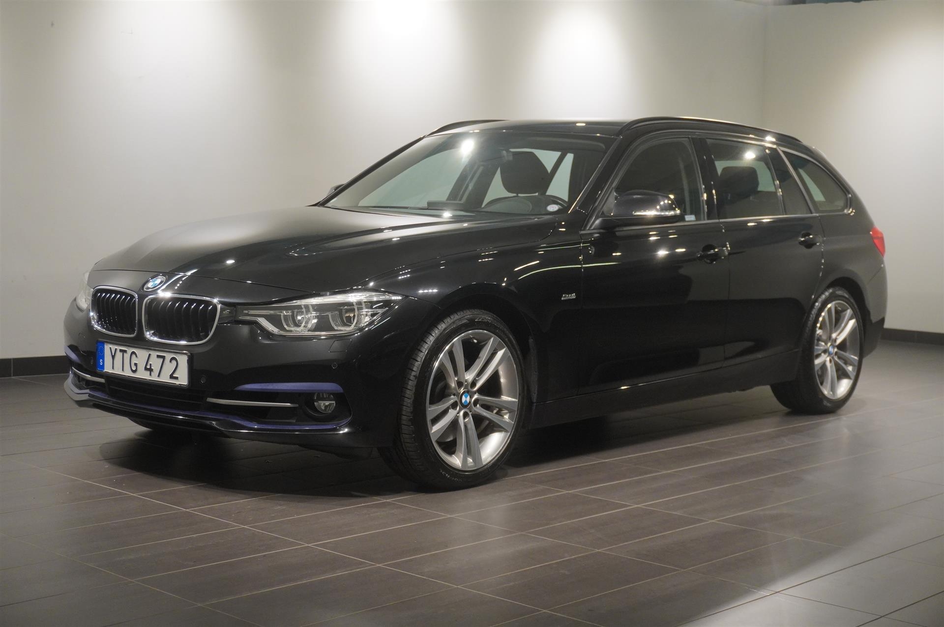 BMW 330 i xDrive Touring Sport Line 2017, kuva 2/45