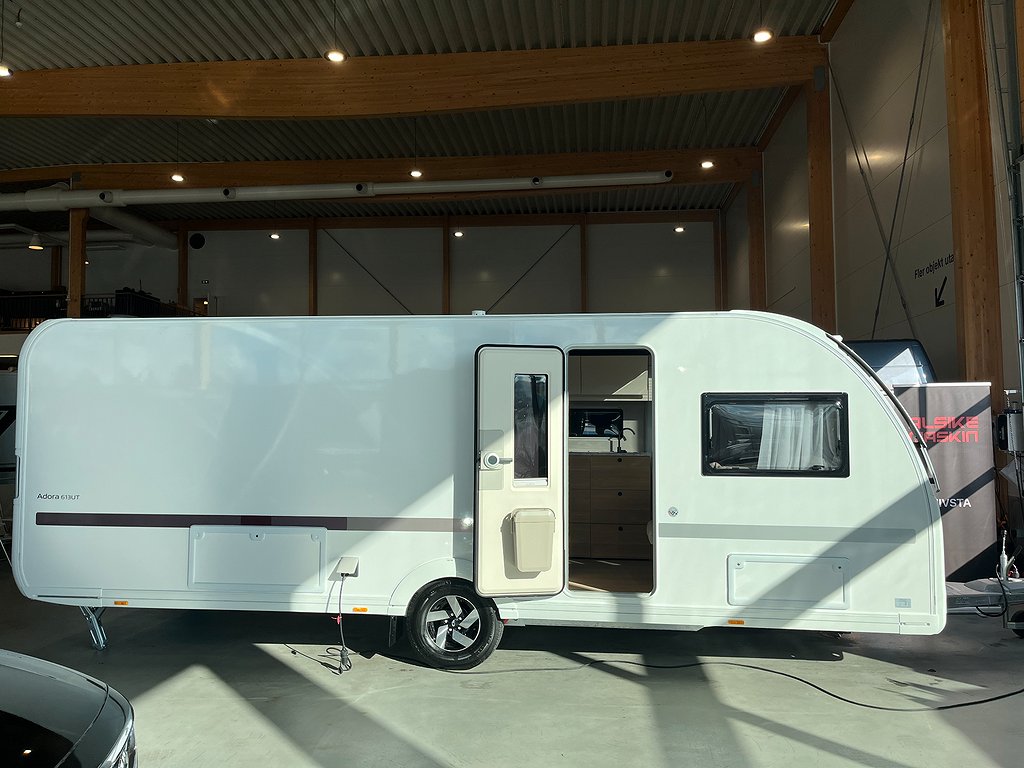 Adria Adora 613 UT /ALDE / Queens-bed på tvären / Badrum bak - Adria