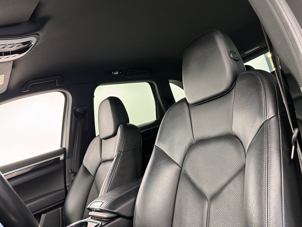 Porsche Cayenne 2016 - miniatyr 9