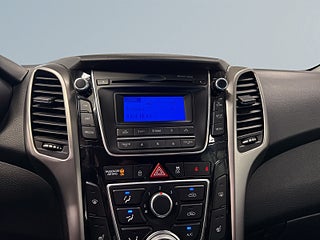 Hyundai i30 1.6 CRDi Select S&V-däck/Dragkrok/Motorvärmare – bild 11