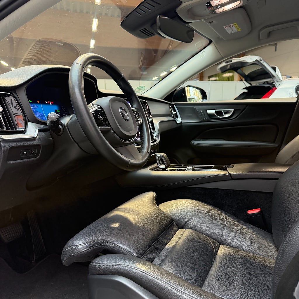 Volvo V60 Recharge T6 AWD Plus Dark H&K Backkamera Värmare Drag