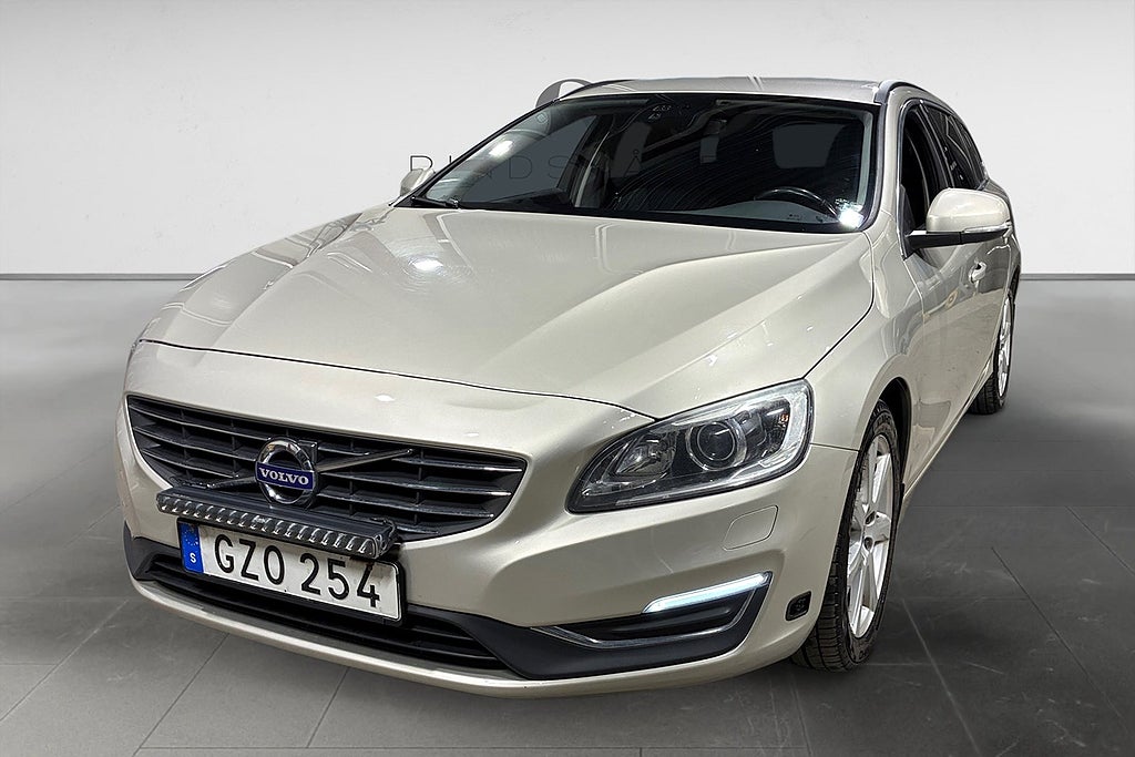 Volvo V60 D3 150 HK MOMENTUM D-VÄRM DRAG PDC VOC 0.37L/MIL 17"