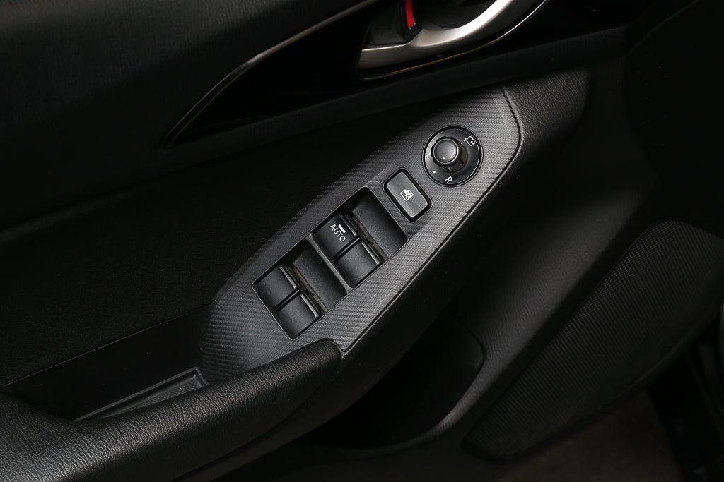 Mazda 3 2,0 SKYACTIV-G 120hk Aut 5D Navi P-sensorer 2013