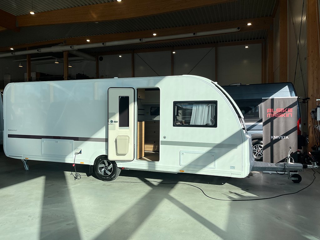 Adora 613 UT - Adria Adora 613 UT /ALDE / Queens-bed på tvären / Badrum bak