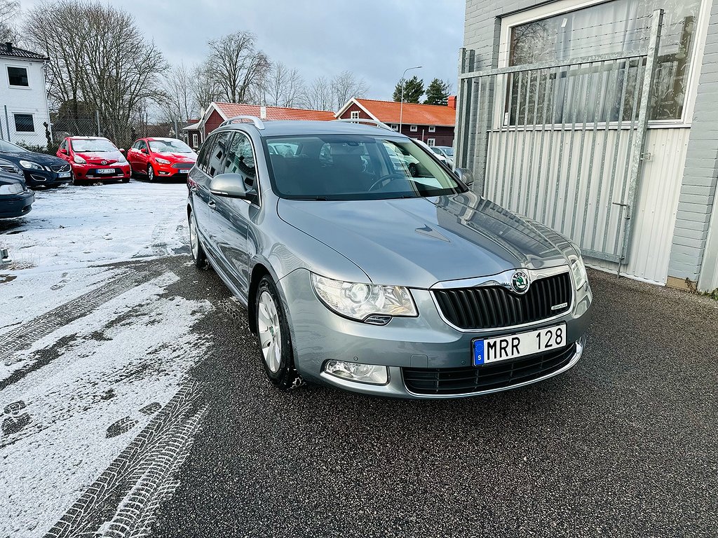 Skoda Superb 1.6 TDI 105HK KOMBI ELEGANCE / ENDAST 6700Mil