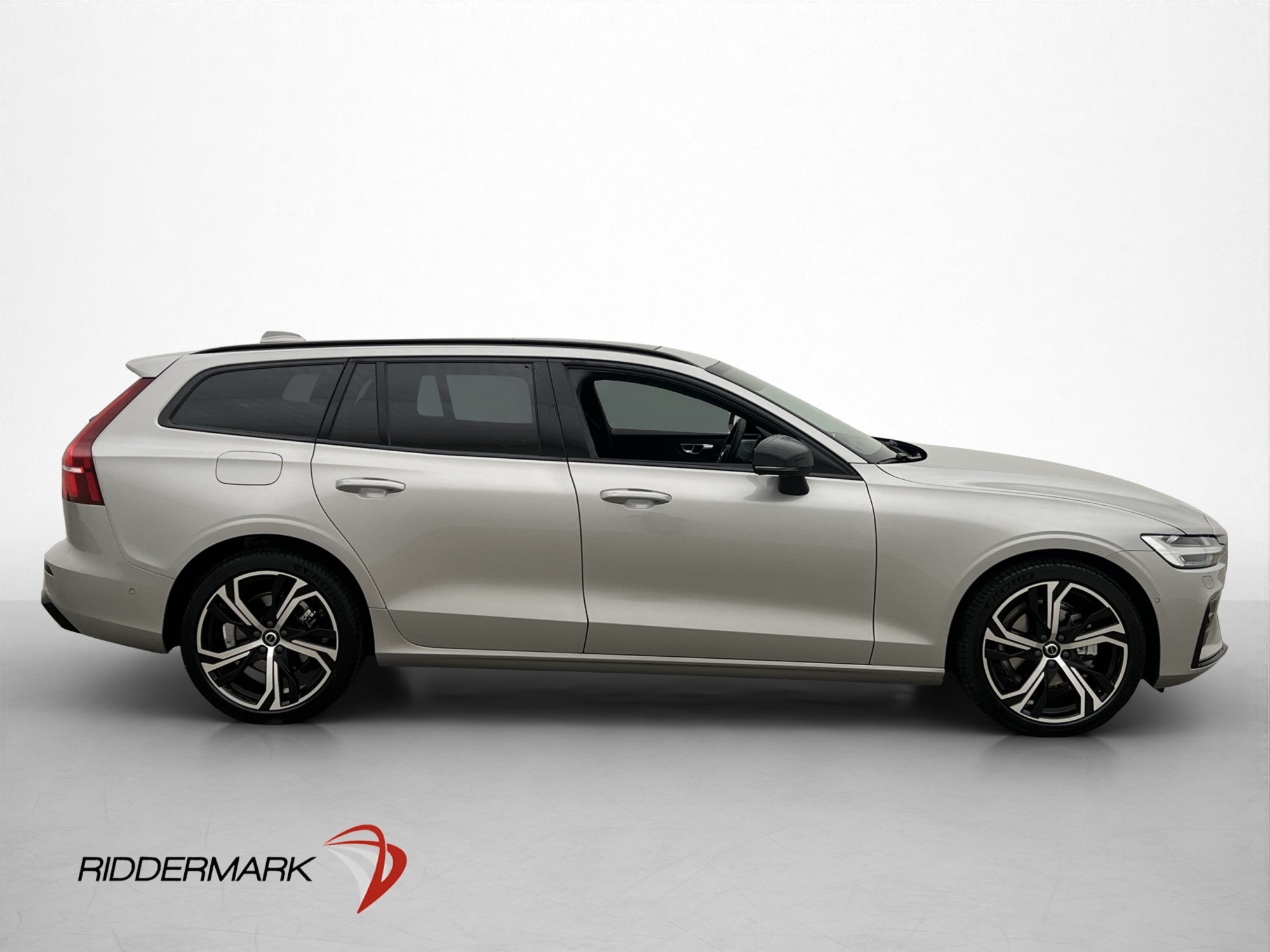 Volvo V60 B4 Ultimate Dark B&W Pano 360° 2024, photo 4/10