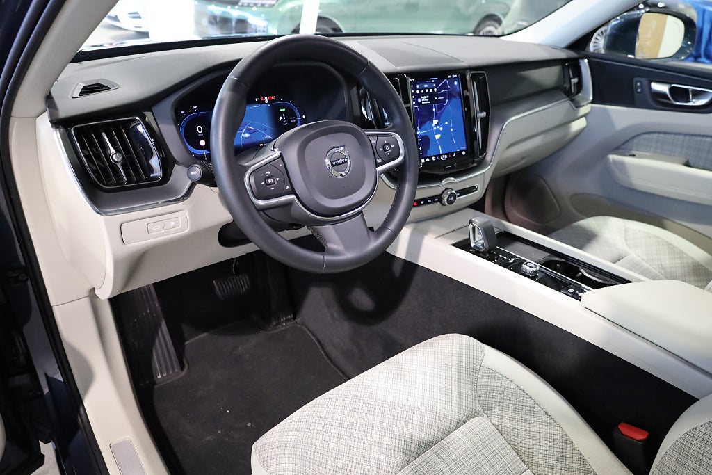 Volvo XC60 Recharge T6 350hk AWD Core Bright Pano Drag Leasbar 2023