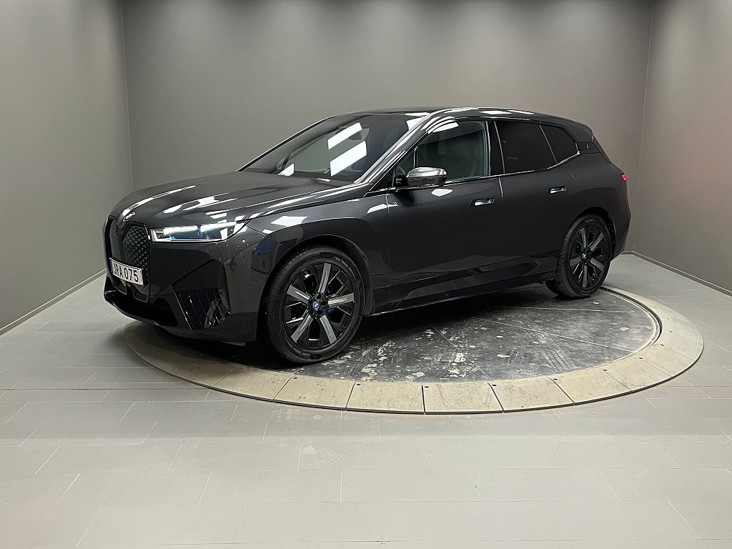 BMW iX xDrive40 Comfort, Sportpaket, panoramatak, HK ljud, Dragkrok