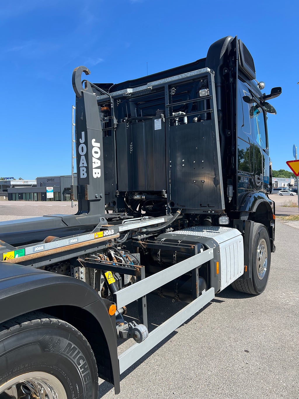 Mercedes-Benz Arocs 3251 Tridem Lastväxlare, Fullt Plogutrustad