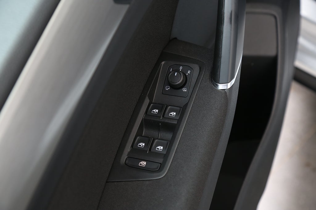 Volkswagen Touran 1,5 TSI 150hk R-Line DSG Värme Drag 7-sits 2021