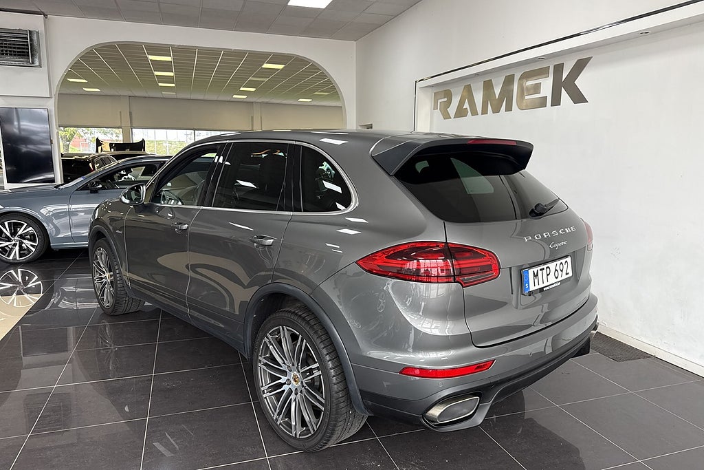 Porsche Cayenne 2016 - miniatyr 4