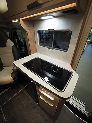 Husbil-halvintegrerad Knaus Van Ti 550 MF 8 av 18
