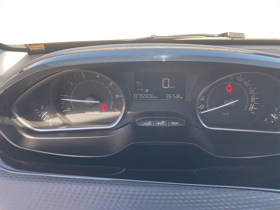 Bild på Peugeot 2008 Active 1.2 PT 82hk DRAG BACKSENSORER