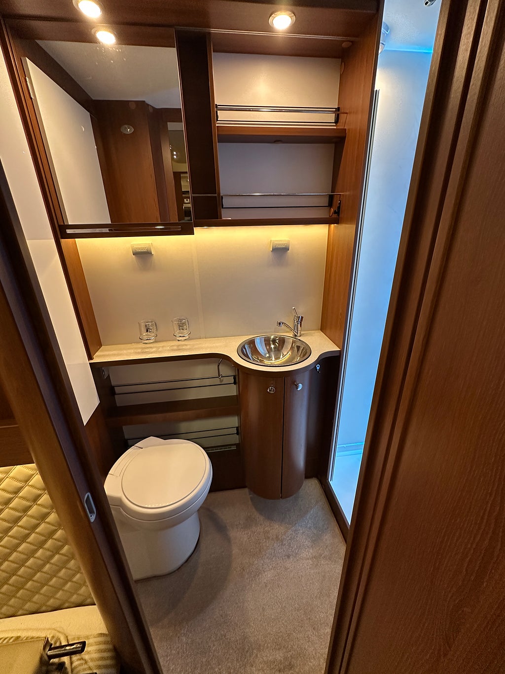 Rapido 7065 F Automat Alde taksäng Låga sängar toa bak thumbnail