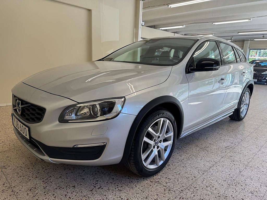 Volvo V60 Cross Country D4 AWD 190hk Momentum Business Edition / Värmare / Navi