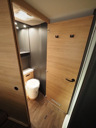 Husbil-halvintegrerad Knaus L!ve Wave 700 LX 18 av 22