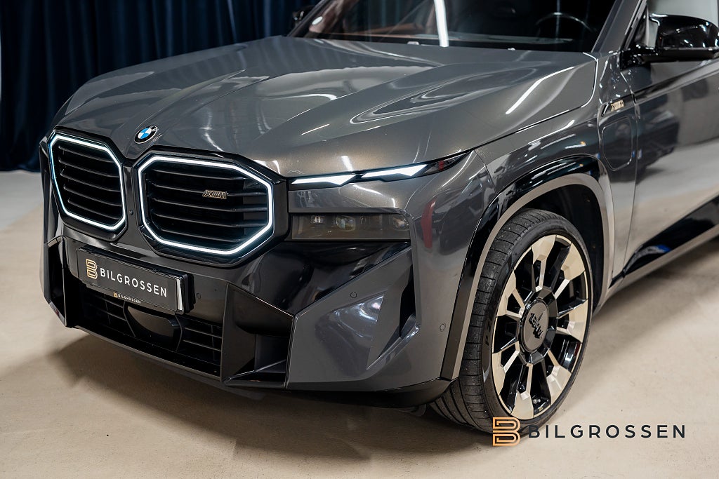 BMW XM 4.4 V8 xDrive B&W Merino Massage Softclose Bakaxelstyrn
