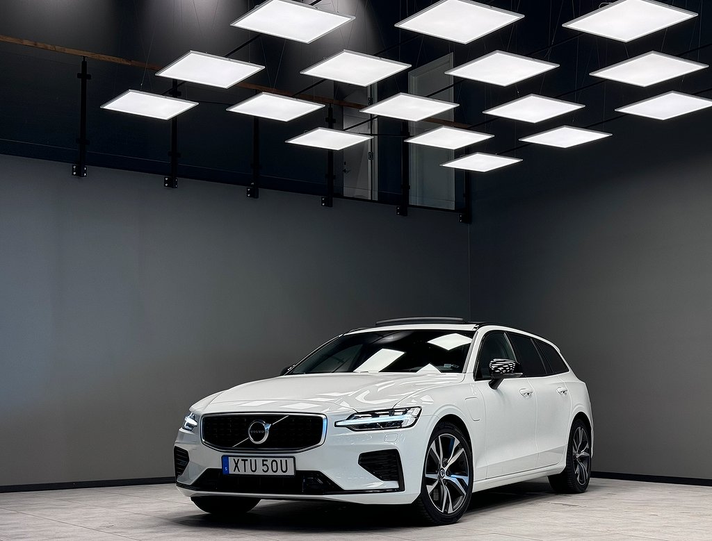 Volvo V60 Recharge T6 AWD R-Design Pano/Drag/BLIS/B-Kam/2,99