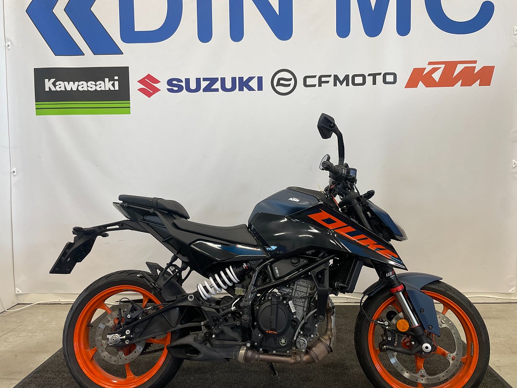 KTM 125 DUKE "Nyservad med låga mil"