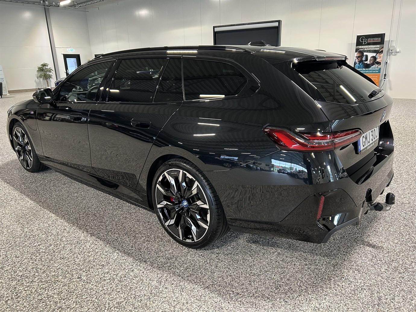 BMW 550 2025, photo 2/56