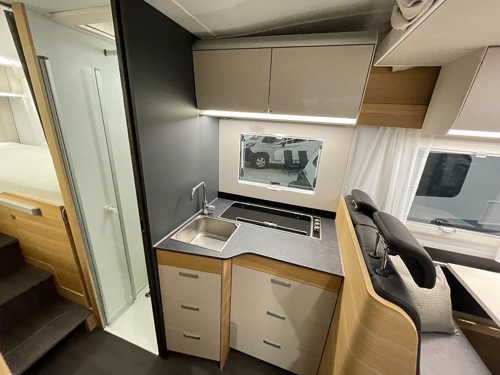 Adria Matrix Axess 670 SL /Taksäng/Automat/5 bältad/B-körkort - Adria