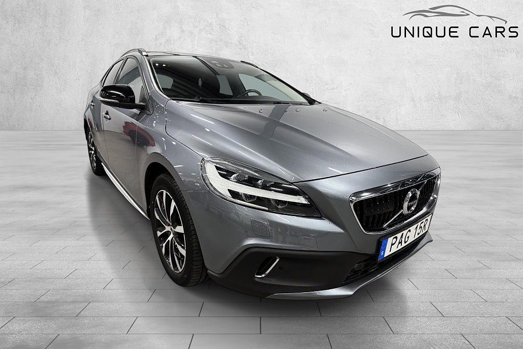 Volvo V40 Cross Country D3 | Momentum | Nyservad | Panorama | Keyless | Automat