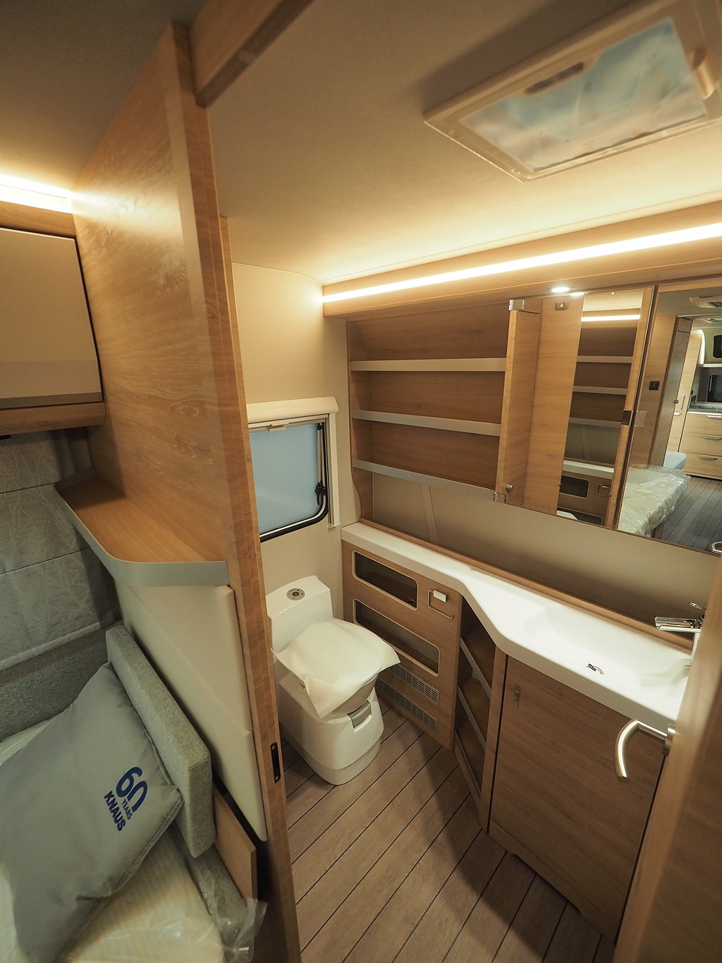 Knaus Südwind 650 PEB 60 Year  ALDE I Framkök I Långbädd