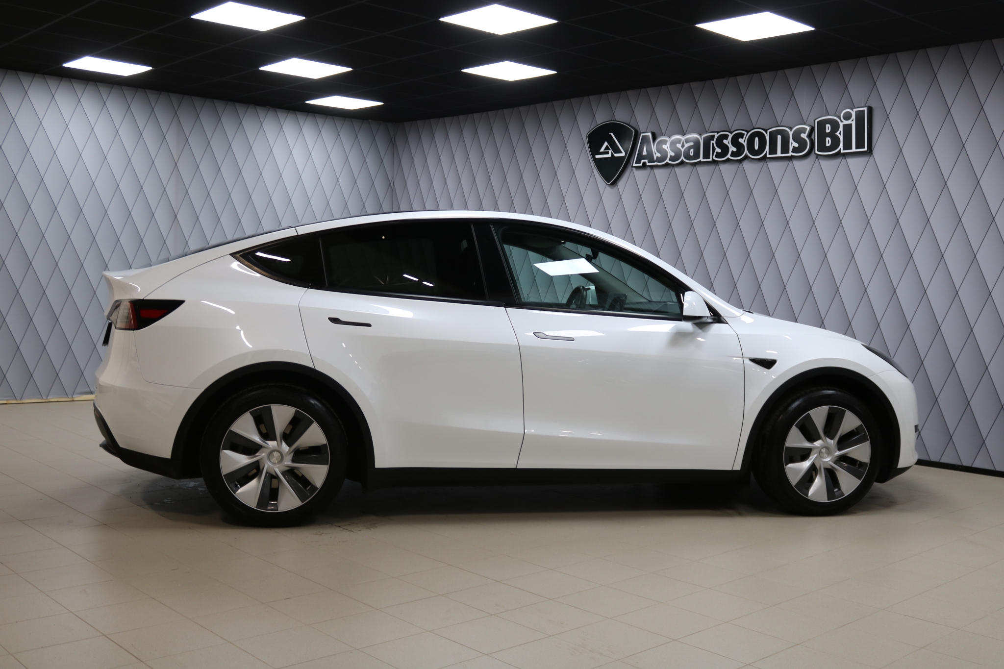 Tesla Model Y Standard Range RWD 2023, bild 4/55