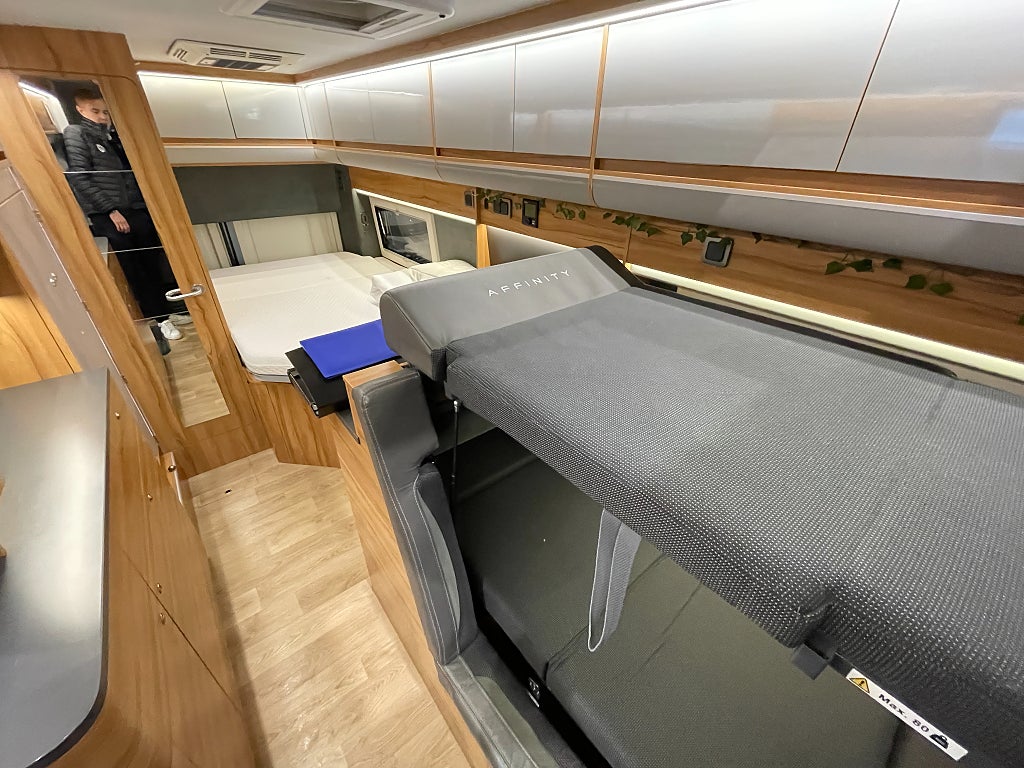 Affinity One 295 /AC bodel/Solcell/Våningssäng/Automat 160hk - Affinity