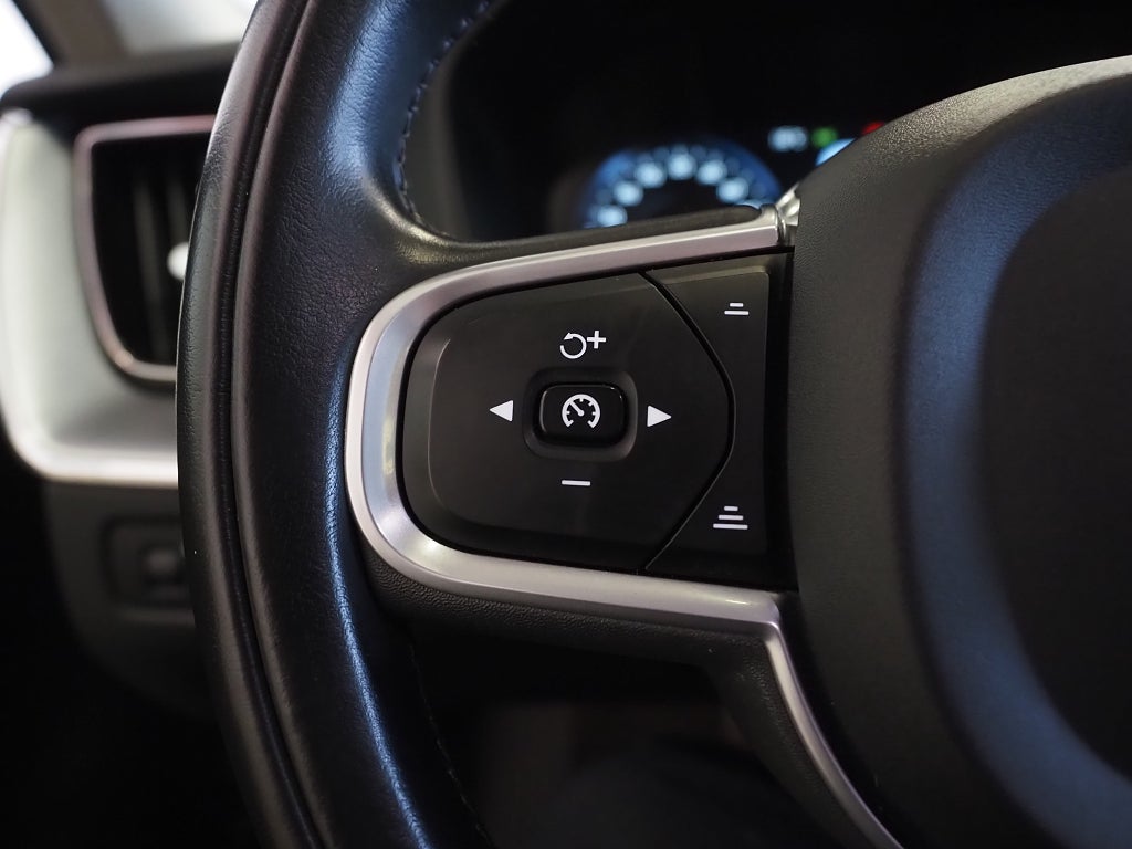 Volvo XC60 D4 Aut 190hk Momentum Teknikpkt B-Kamera D-Värm Navi 2020