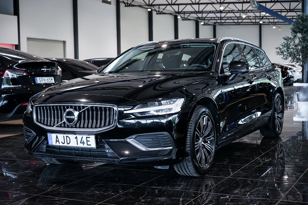 Volvo V60 Recharge T6 AWD AUTLong Range 350hk Navi Kamera Drag