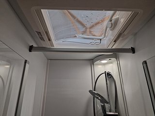 Husbil-halvintegrerad Adria CORAL 670 DL 28 av 36