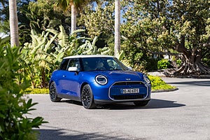 blå mini cooper på parkering