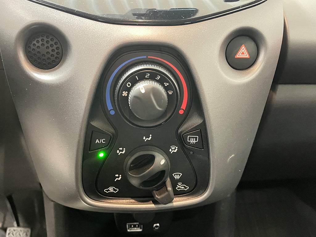 Toyota Aygo 5-dörrar 1.0 VVT-i X-PLAY / Kamera/ CarPlay/ V-hjul thumbnail