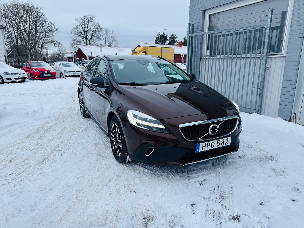 Volvo V40 Cross Country D3 150HK MOMENTUM / NAVI / VÄRMARE