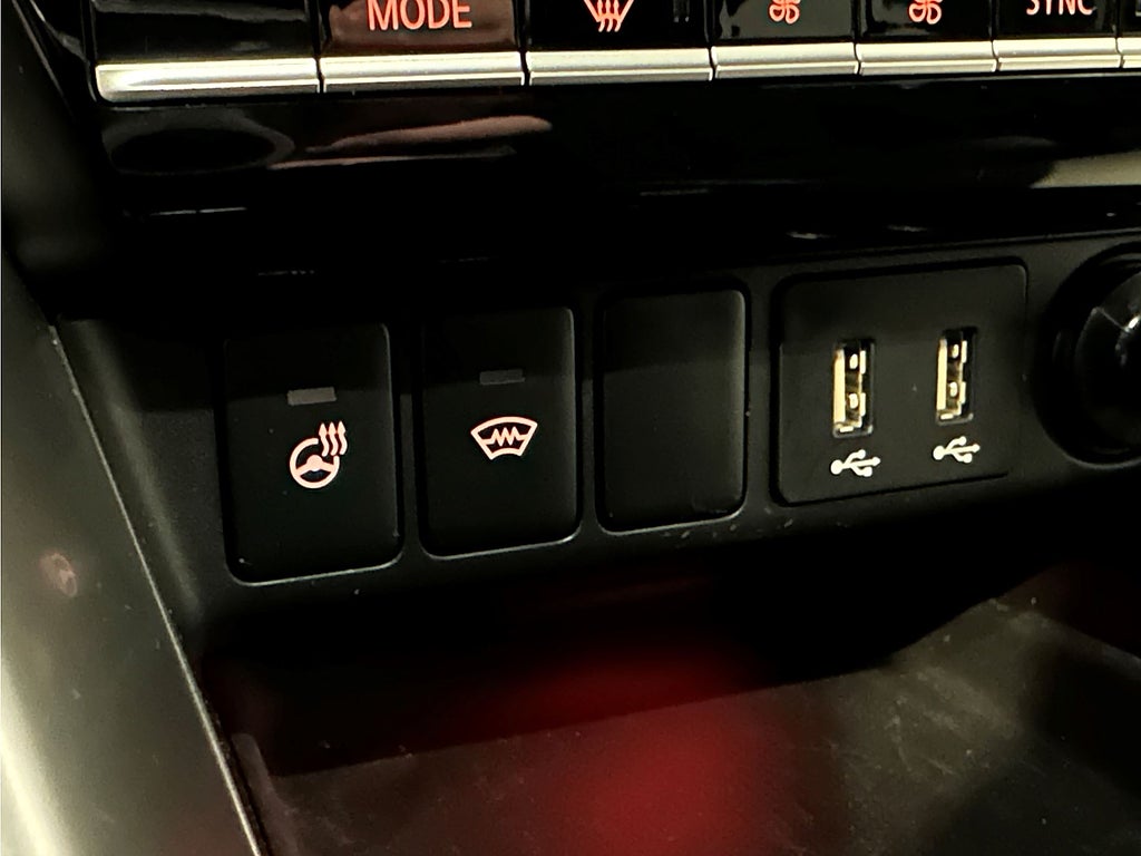 Bild på Mitsubishi Eclipse Cross Business Instyle PHEV 2.4 188hk Aut 4WD - PANORAMA