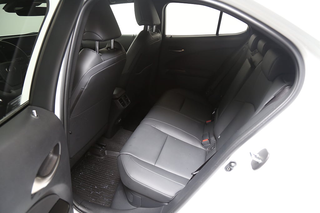 Lexus UX 300h CVT F Sport Design Dragkrok 2024