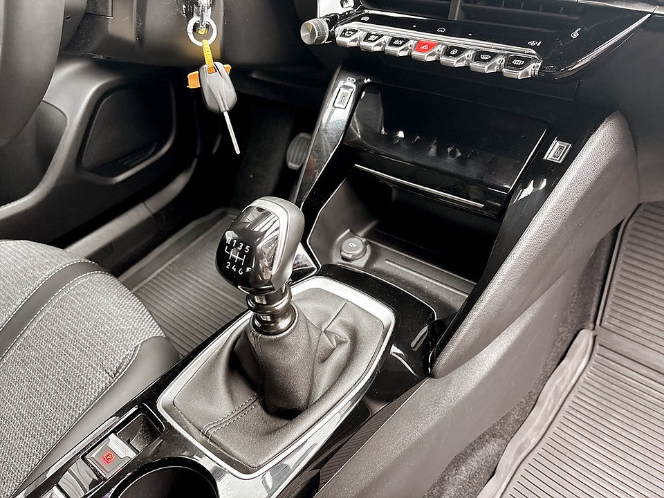 Bild på Peugeot 2008 Allure 1.2 PT 130hk B-KAMERA CARPLAY