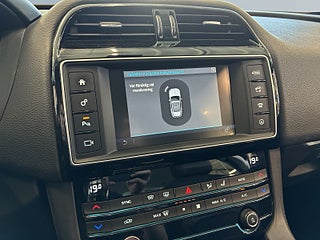 Jaguar F-Pace 20d AWD S&V-hjul/Psens/Skinn/Rattvärm/Växelpaddlar – bild 11