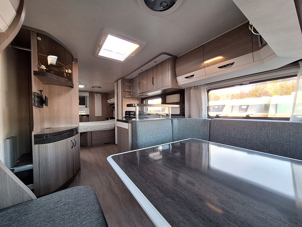 Hobby Prestige 720 WQC Queenbädd, Dusch, Kampanjprodukt!