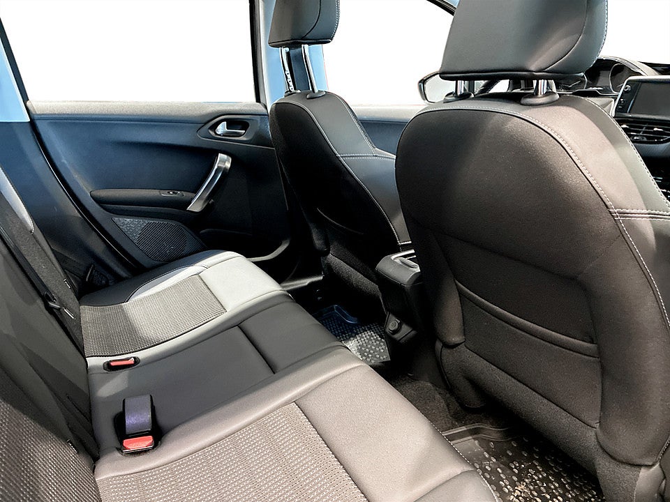 Bild på Peugeot 2008 Allure 1.2 PT 110hk Aut PANO CARPLAY