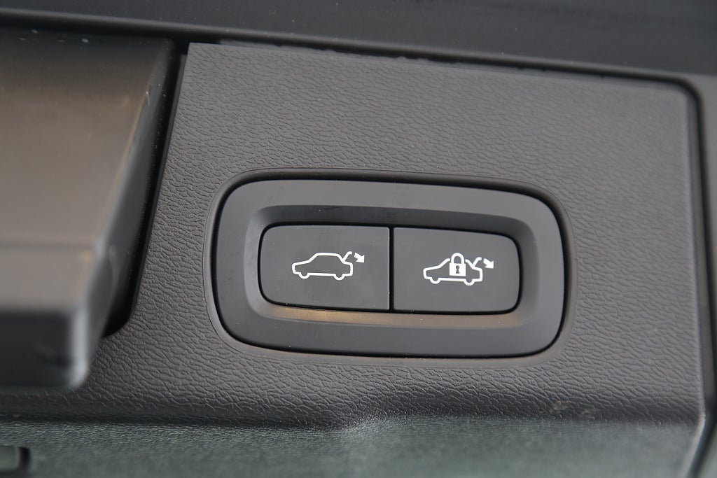 Volvo XC60 Recharge T6 340hk AWD Momentum Pano Drag Leasbar 2021