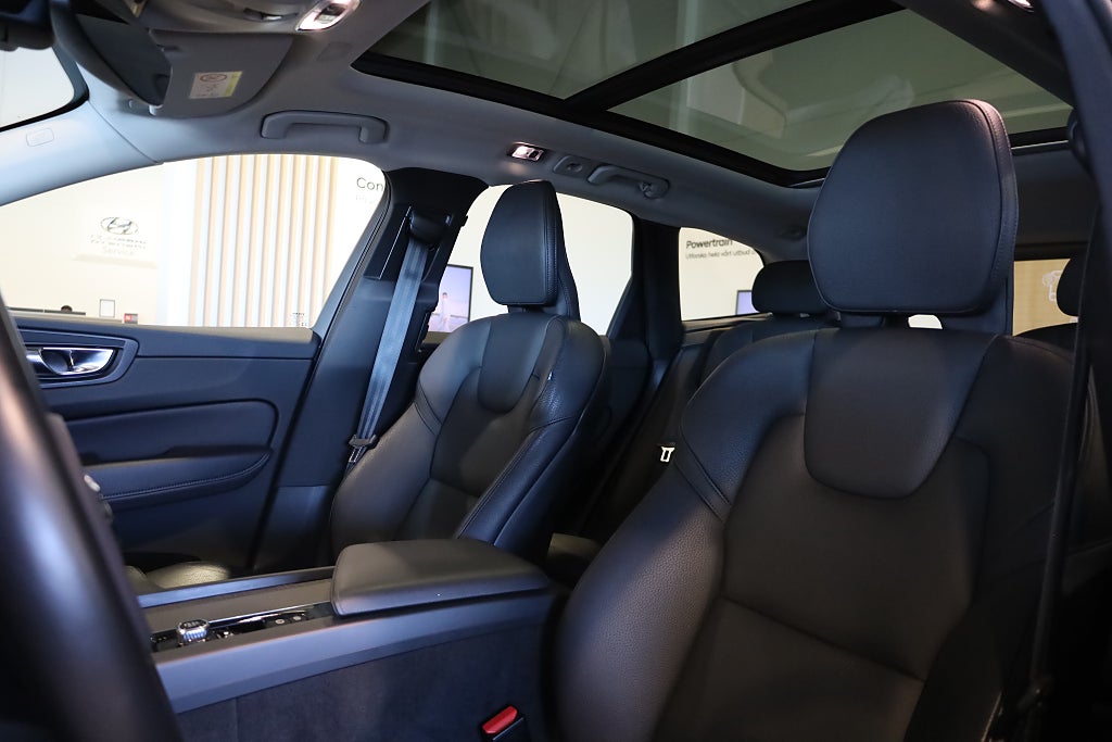 Volvo XC60 T5 AWD Geartronic Momentum Advanced Drag Pano Navi 2020