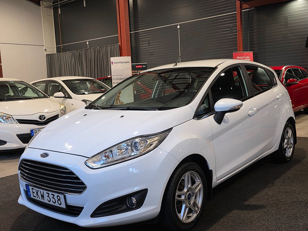Ford Fiesta 5-dörrar 1.0 Titanium Ny servad Ny Kamrem Nybesiktigad